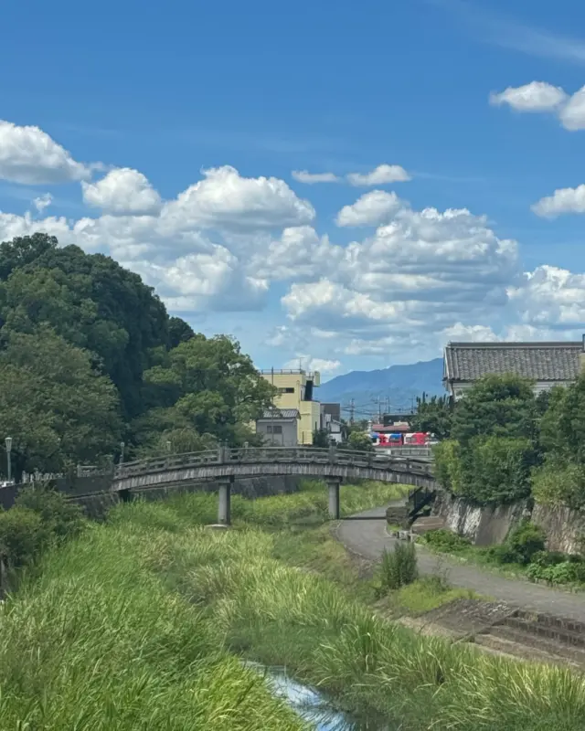 たいこ橋×大阪・関西万博ラッピングトレインの夏景色！
石清水八幡宮駅からも近い「安居橋（あんごばし）」は、八幡八景の一つ。男山の麓を流れる放生川に架かる橋で、大きく半円を描いた形で別名「たいこ橋」と呼ばれています。このたいこ橋と、京阪電車の大阪・関西万博ラッピングトレインを一緒に撮影してみました♪

#安居橋
#たいこ橋
#鉄道
#電車
#京阪電車
#ラッピングトレイン
#期間限定
#大阪関西万博
#八幡市
‪#京都
#yawata
#kyoto
#japan
#discoveryourkyoto‬
#traingallery_ig
#kyotophoto
#京都やわた図鑑
#やわふぉと
#kyoto_yawastagram
#八幡市観光協会
@keihan_railway
@keihan_trip