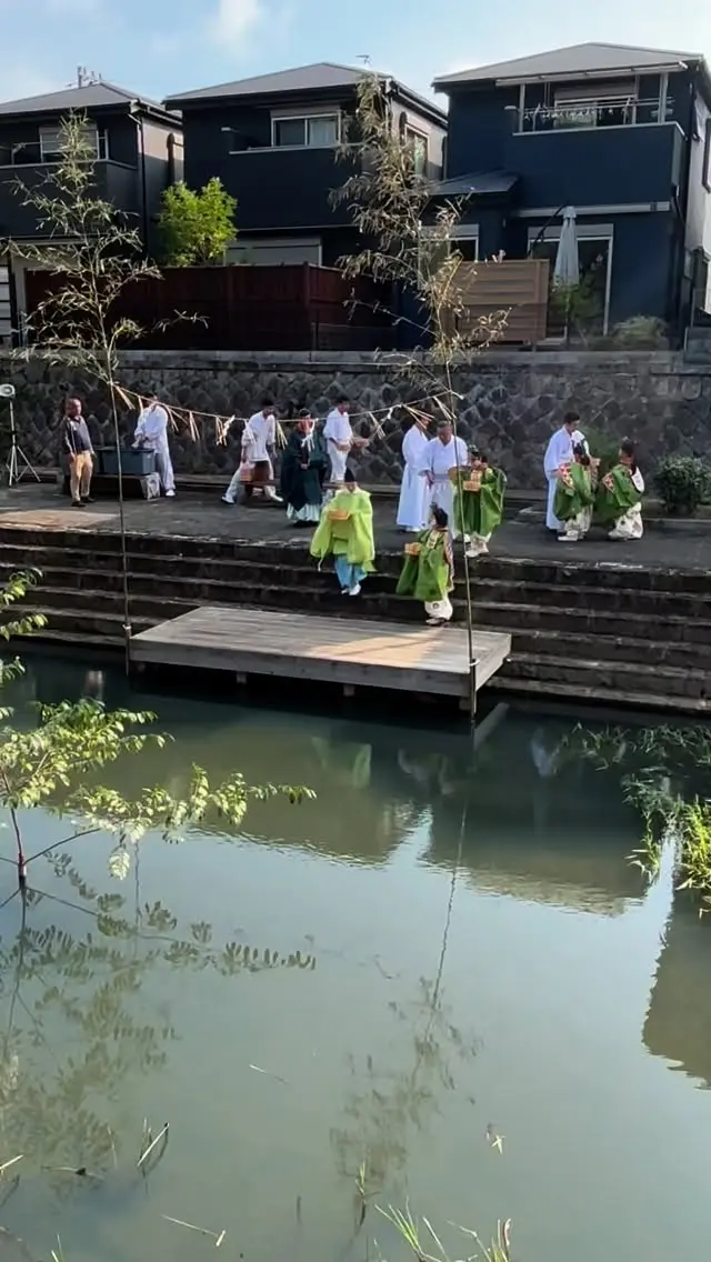 令和7年9月15日午前8時35分頃
石清水祭　放生行事
放魚（大祓詞奉唱）

@iwashimizuhachimangu_grace

#石清水八幡宮
#勅祭
#石清水祭
#日本三大勅祭
#平安絵巻
#古典そのまま
#生きとし生けるものの
#平安と幸福を願う
#八幡市
#八幡市観光協会
#京都
#kyoto
#京都やわた図鑑
#やわふぉと
#yawata
#kyoto_yawastagram
#kyotophoto
#japan
#discoveryourkyoto