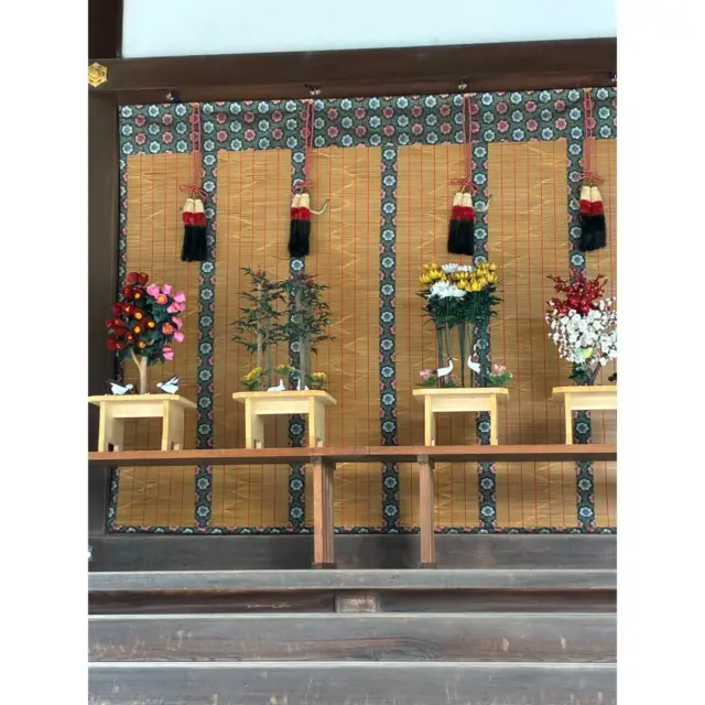 令和7年9月15日、勅祭 石清水祭が斎行され、頓宮殿には、染め和紙で作られた供花（きょうか）が供えられています。供花神饌とも呼ばれるこの花は、春夏秋冬の花、水仙、椿、南天、菊、梅、竹、松、牡丹、橘、桜、杜若（かきつばた）、紅葉の十二台が並んでいます。
16時頃まで、供花神饌と御鳳輦を見ていただけます。
@iwashimizuhachimangu_grace

#石清水八幡宮
#勅祭
#石清水祭
#日本三大勅祭
#平安絵巻
#古典そのまま
#生きとし生けるものの
#平安と幸福を願う
#八幡市
#八幡市観光協会
#京都
#kyoto
#京都やわた図鑑
#やわふぉと
#yawata
#kyoto_yawastagram
#kyotophoto
#japan #discoveryourkyoto
