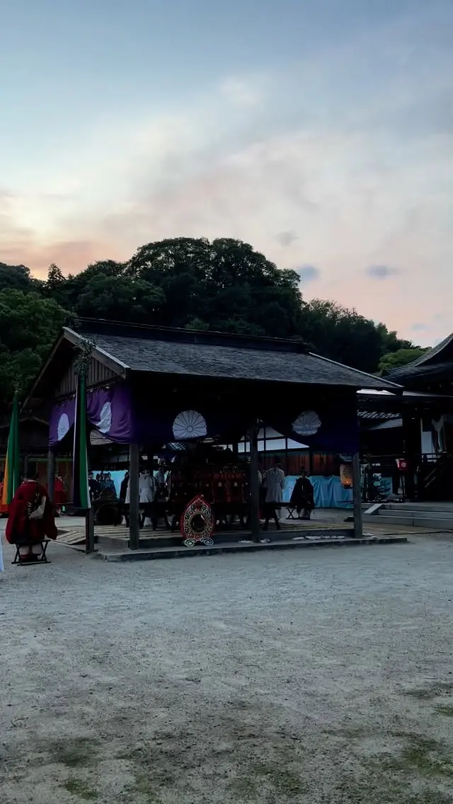 令和7年9月15日午後6時5分頃
石清水祭　還幸の儀の様子。
山上への発御を前に三基の御鳳輦に御神霊がうつされます。

@iwashimizuhachimangu_grace 

#石清水八幡宮
#勅祭
#石清水祭
#日本三大勅祭
#平安絵巻
#古典そのまま
#生きとし生けるものの
#平安と幸福を願う
#八幡市
#八幡市観光協会
#京都
#kyoto
#京都やわた図鑑
#やわふぉと
#yawata
#kyoto_yawastagram
#kyotophoto
#japan
 #discoveryourkyoto