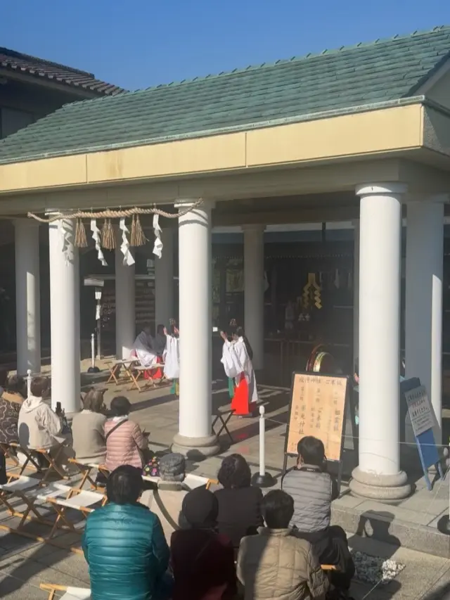 11月30日(日)「秋の文化財一斉公開」2日目。
飛行神社では、11時30分から飛行神社神楽会の奉納と来未会の龍笛能管の奉納が行われています。
この後13時30分からも奉納演奏が行われますので、ぜひお詣りください。
境内では、15時まで愛媛県八幡浜市の物産市も開催中！
揚げたてのじゃこ天の実演販売もありますよ！

@hikoujinjya1915

#飛行神社
#文化財一斉公開
#開運シールラリーそ