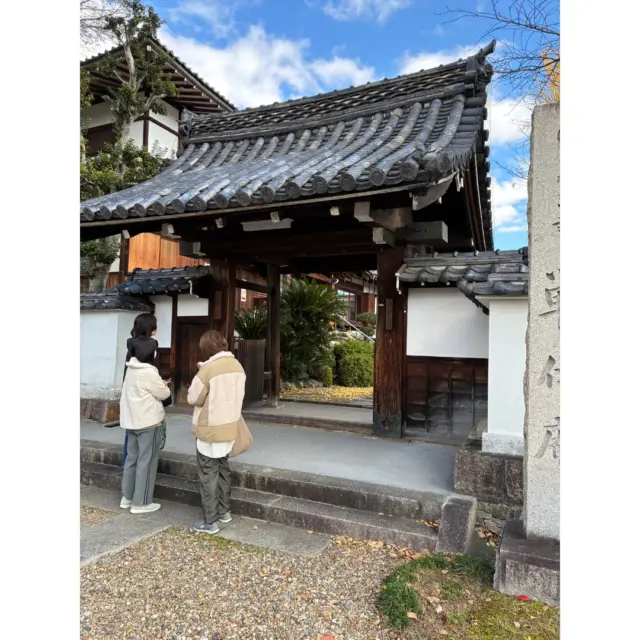 11月30日㊐「秋の文化財一斉公開」2日目！
会場のひとつ単伝庵では、境内の各所に花手水がおかれ、拝観に訪れた方の目を楽しませてくれます。

他にも境内にある茶室「双明軒」ではお茶席が行われ
コの字型に席が配置された茶室の中ではお抹茶と菓子がいただけます。
お茶席は本日11/30(日)の15時までですご参加予定の方はお早めに！

好評開催中の開運シールラリーのシールは本堂書院入口でお渡中！
台紙をご提示いただくと茶席料500円が400円に割引していただけます。
シールラリーに参加されている方は是非お茶席も体験してくださいね。

◆単伝庵
◎拝観
・9時～15時
・拝観料100円
・らくがき祈願300円

◎「お茶席」
日時：11/29(土)・30(日)10時～15時
茶席料：500円（拝観料、らくがき祈願料含む）
※お茶席券は本堂書院入口で購入できます。

写真は11/29・30撮影

#文化財一斉公開
‪#単伝庵
#らくがき寺‬
#紅葉
#秋の華めぐり
#花手水
#秋の文化財一斉公開
#紅葉
#八幡市
#八幡市観光協会
‪#京都‬
#kyoto
#京都やわた図鑑
#yawata
#kyoto_yawastagram
#kyotophoto
#japan
#discoveryourkyoto